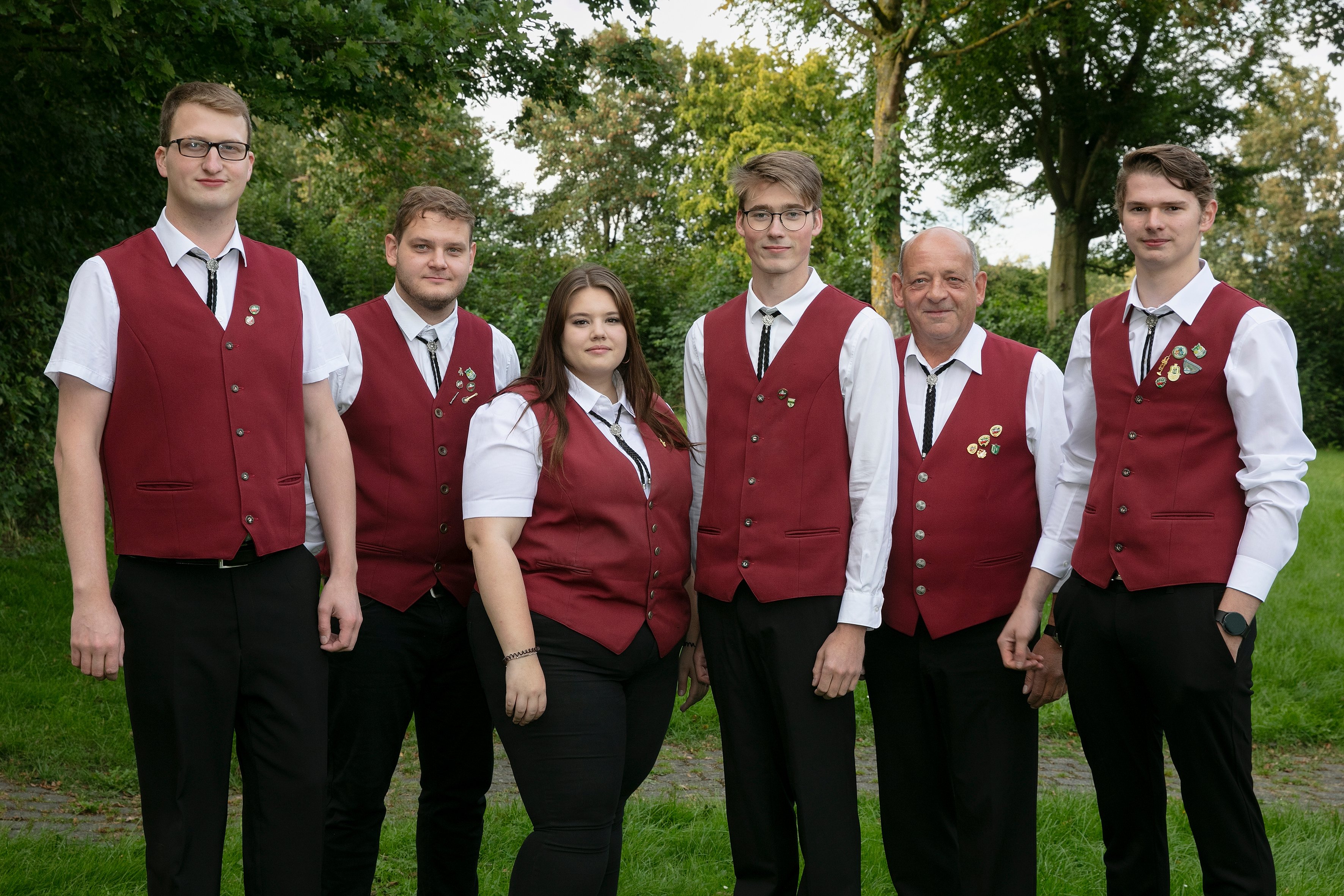 Vorstand in Weste (v. l.n. r. Simon Busemann, Tim Kompernass, Selina Hölzemann, Jonas Berlinger, Gisbert Schluer, Niklas Decker)